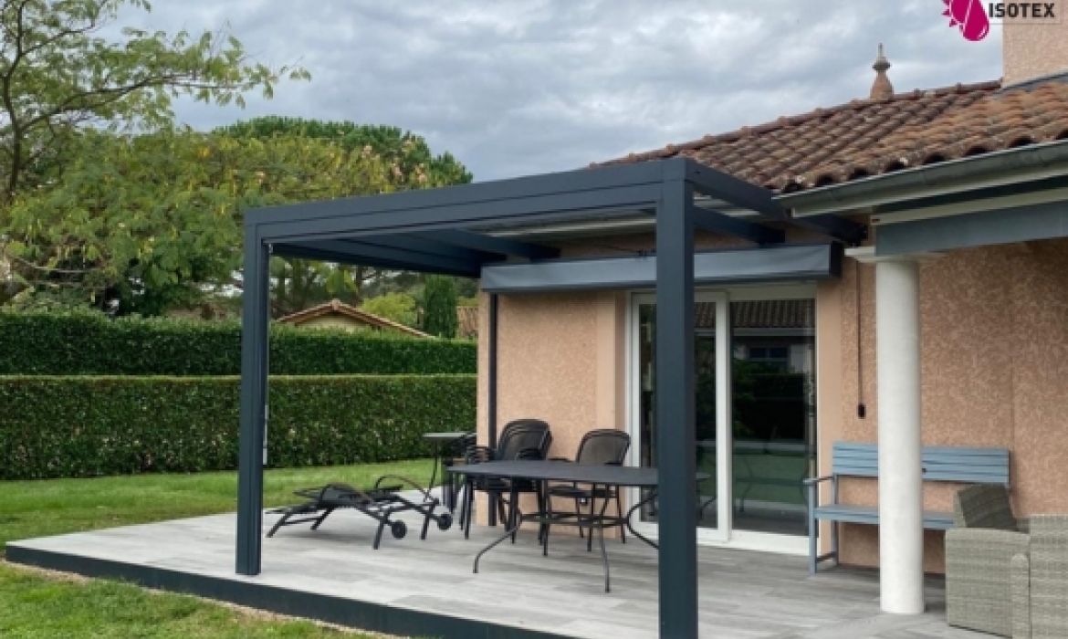 Installation d’une pergola ZEN et d’un store ZIP sur mesure vers Tignieu-Jameyzieu – Fabrication française ISOTEX.
