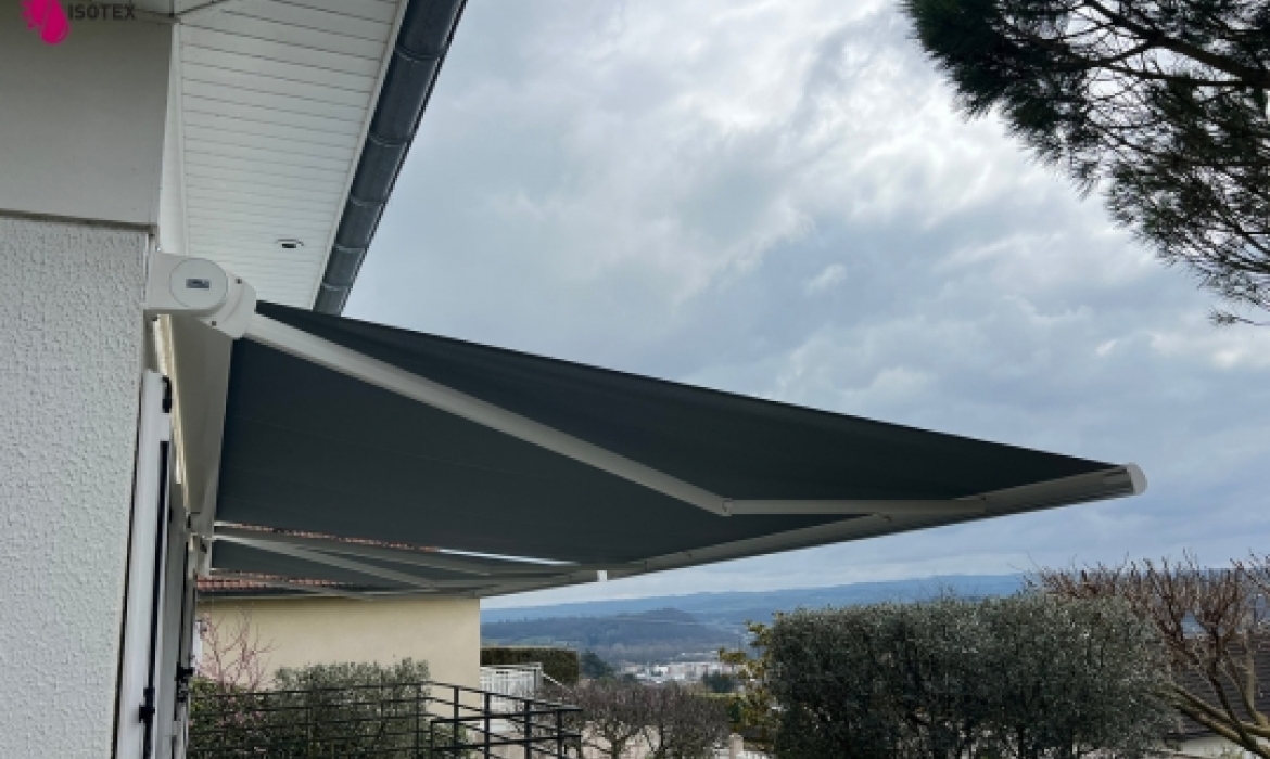 Profitez de votre terrasse à Saint Quentin Fallavier avec notre store sur mesure