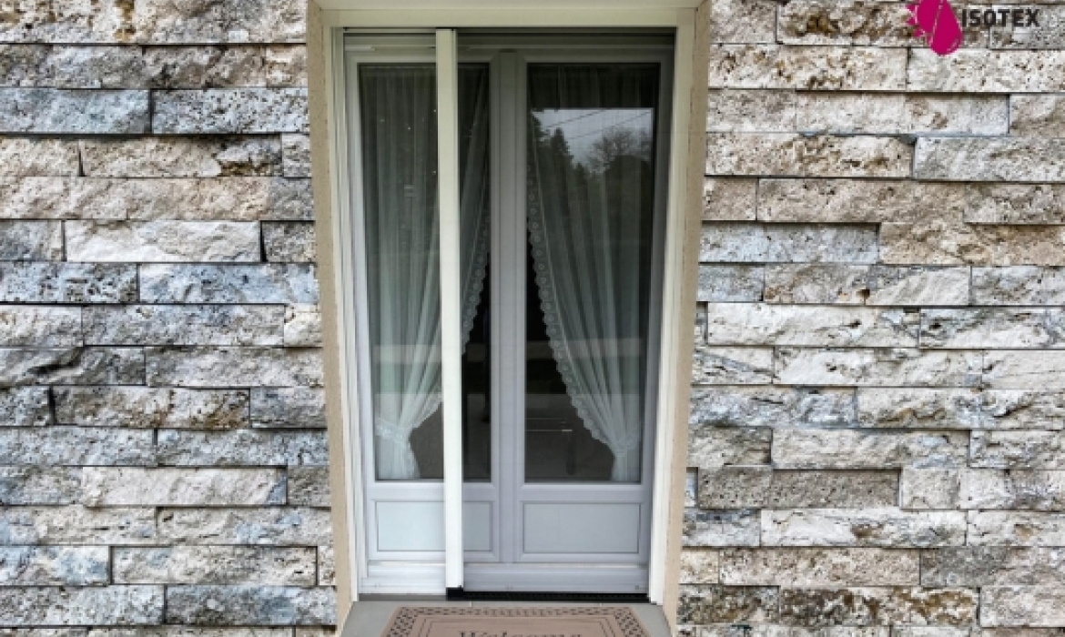 Moustiquaire enroulable sur mesure aux Abrets : Confort et Protection en Isère