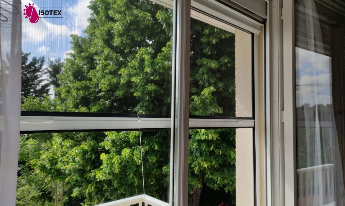 Pourquoi Choisir une Moustiquaire Enroulable pour Votre Maison ?