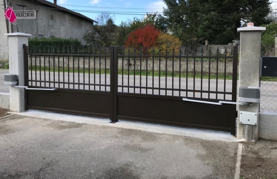 Réalisation sur mesure d’un portail aluminium motorisé à La Côte Saint-André