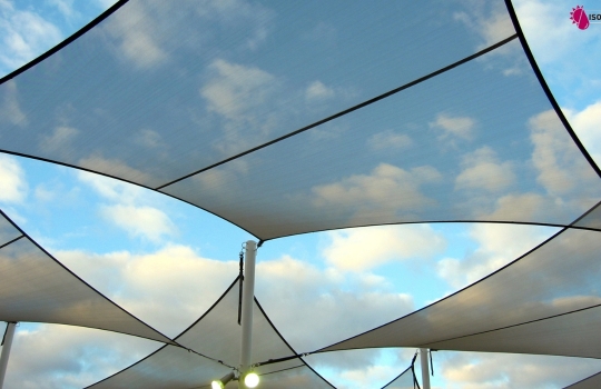 Voiles d'ombrage : La protection solaire sur mesure pour les espaces extérieurs