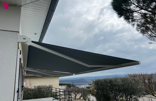 Profitez de votre terrasse à Saint Quentin Fallavier avec notre store sur mesure