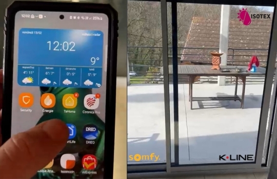 Installation d’une porte fenêtre coulissante aluminium K•Line sur mesure motorisée Somfy à Pont de Beauvoisin – Rénovation premium en Nord Isère