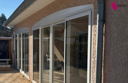 Pose de menuiseries aluminium à Villefontaine en Nord Isère – Coulissants 4 vantaux sur mesure