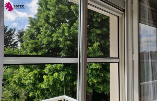 Pourquoi Choisir une Moustiquaire Enroulable pour Votre Maison ?