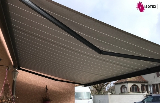 Store banne motorisé sur mesure à L'Isle-d'Abeau : Confort garanti !