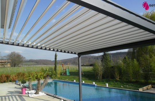 Transformez Votre Espace Extérieur avec une Pergola Bioclimatique Isotex : Confort et Élégance pour Toutes les Saisons