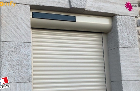 Volet roulant solaire Somfy : Confort sans fil et autonomie totale en Nord Isère – Sur mesure et fabrication française !