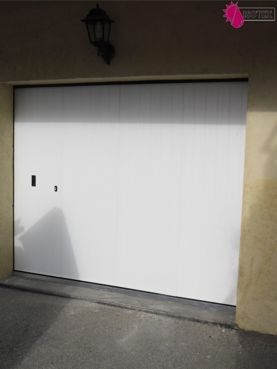 Porte de garage sectionnelle latérale